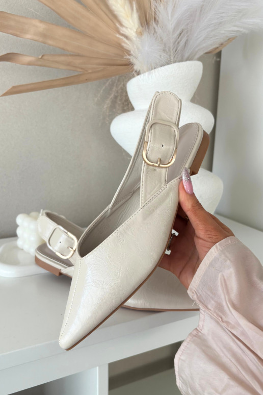Sandfarbene lackierte Ballerinas mit Schnallen Rinalle