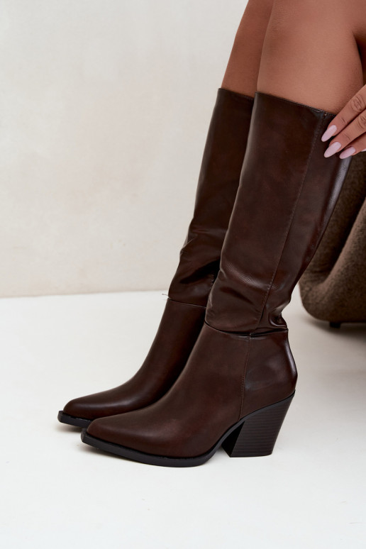 Damen kniehohe Stiefel mit Absatz isoliert karamellfarben Katelle