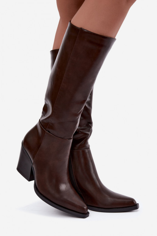 Damen kniehohe Stiefel mit Absatz isoliert karamellfarben Katelle