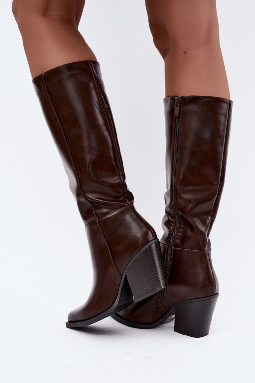 Damen kniehohe Stiefel mit Absatz isoliert karamellfarben Katelle