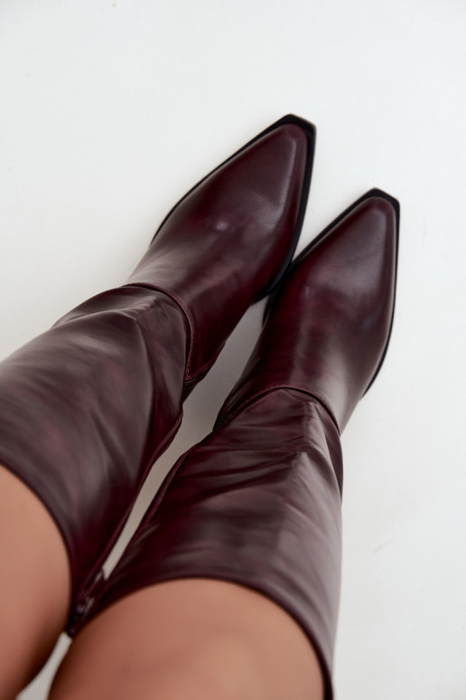Damen kniehohe Stiefel mit Absatz isoliert bordeauxfarben Katelle