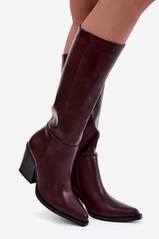 Damen kniehohe Stiefel mit Absatz isoliert bordeauxfarben Katelle