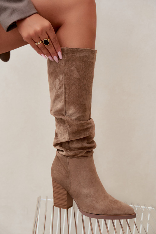 damen kniehohe Stiefel mit Absatz und gebogenem Schaft in sandfarben Ismera