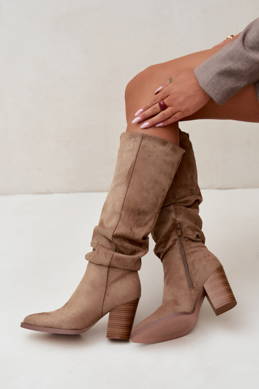 damen kniehohe Stiefel mit Absatz und gebogenem Schaft in sandfarben Ismera