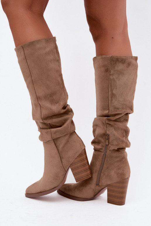 damen kniehohe Stiefel mit Absatz und gebogenem Schaft in sandfarben Ismera
