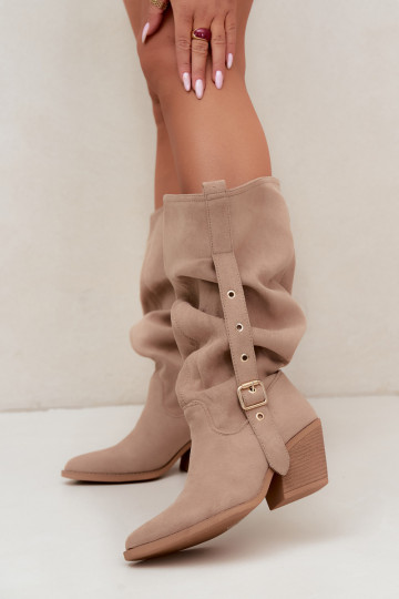 geknitterte Damen kniehohe Stiefel im Cowboy-Stil mit Riemen und Absätzen in Sand Adria 2