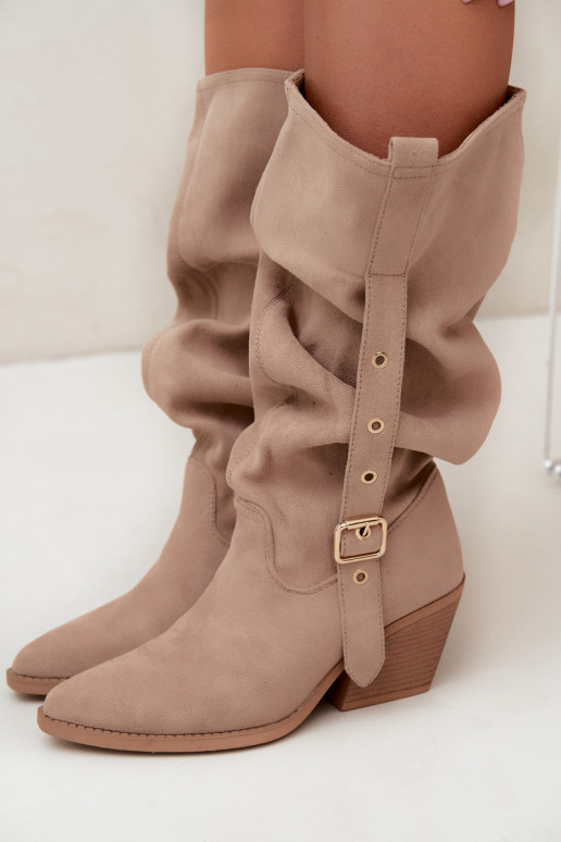 geknitterte Damen kniehohe Stiefel im Cowboy-Stil mit Riemen und Absätzen in Sand Adria
