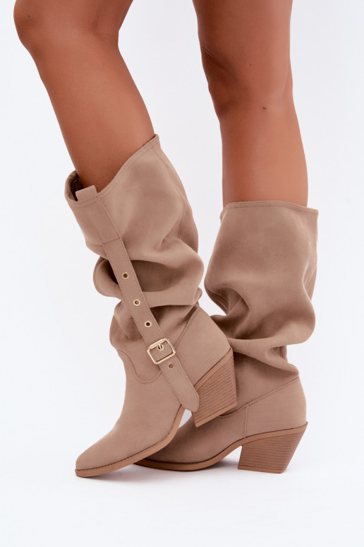 geknitterte Damen kniehohe Stiefel im Cowboy-Stil mit Riemen und Absätzen in Sand Adria