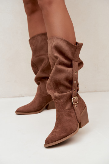 geknitterte Damen kniehohe Stiefel im Cowboy-Stil mit Riemen und Absätzen in Braun Adria 2