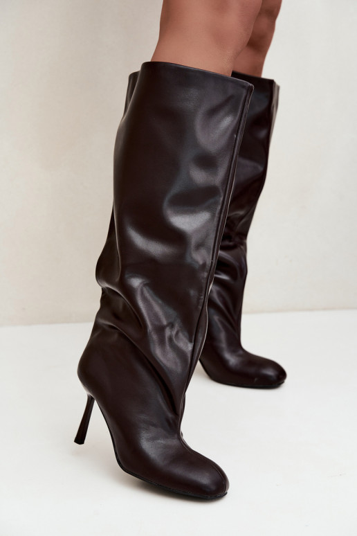 Damen kniehohe Stiefel zum Hineinschlüpfen mit schmalen Absätzen in Schokolade Caliya