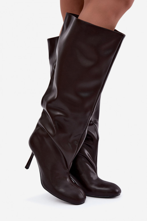 Damen kniehohe Stiefel zum Hineinschlüpfen mit schmalen Absätzen in Schokolade Caliya
