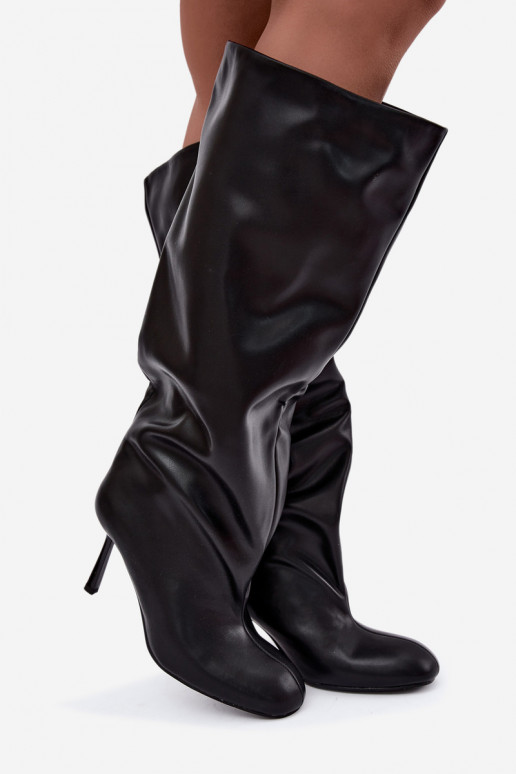Damen kniehohe Stiefel zum Hineinschlüpfen mit schmalen Absätzen in Schwarz Caliya