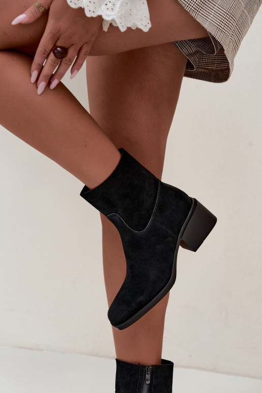 Damen Stiefeletten aus Kunstveloursleder mit Absatz in schwarzer Iveris