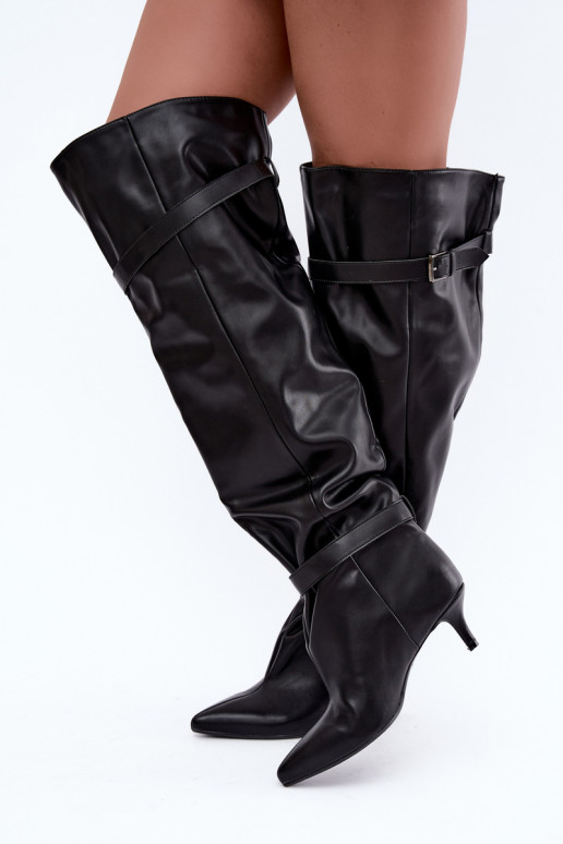 kniehohe Stiefeletten zum Hineinschlüpfen mit Absatz und Schnalle in schwarz Jassy