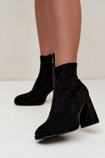 Damen Stiefeletten aus Kunstveloursleder mit Absatz in schwarzer Karvella 2