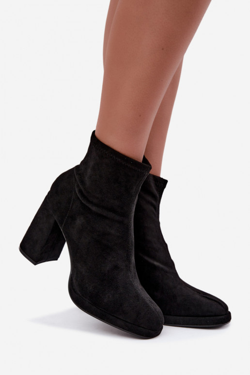 Damen Stiefeletten aus Kunstveloursleder mit Absatz in schwarzer Karvella
