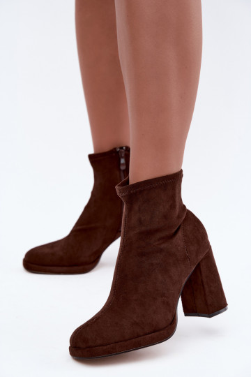 Damen Stiefeletten aus Kunstveloursleder mit Absatz in brauner Karvella 2