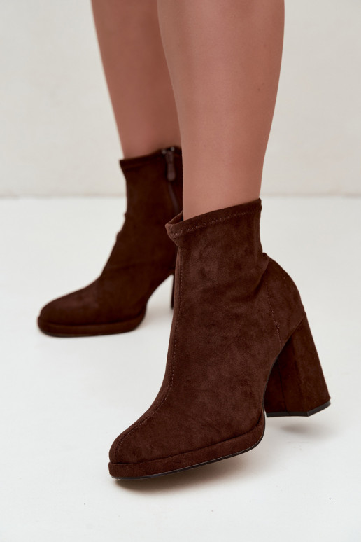 Damen Stiefeletten aus Kunstveloursleder mit Absatz in brauner Karvella