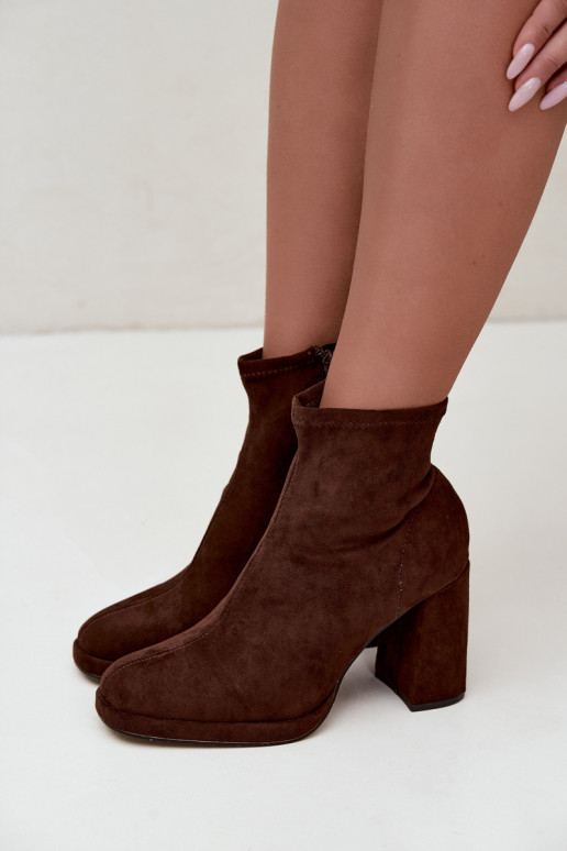 Damen Stiefeletten aus Kunstveloursleder mit Absatz in brauner Karvella