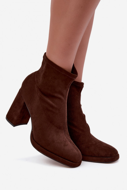 Damen Stiefeletten aus Kunstveloursleder mit Absatz in brauner Karvella