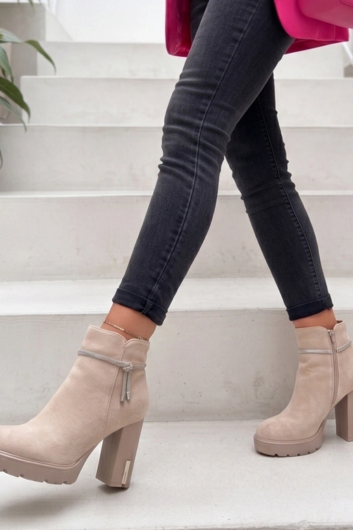 Beige Wildleder-Stiefeletten auf Blockabsatz mit Strass Ademe