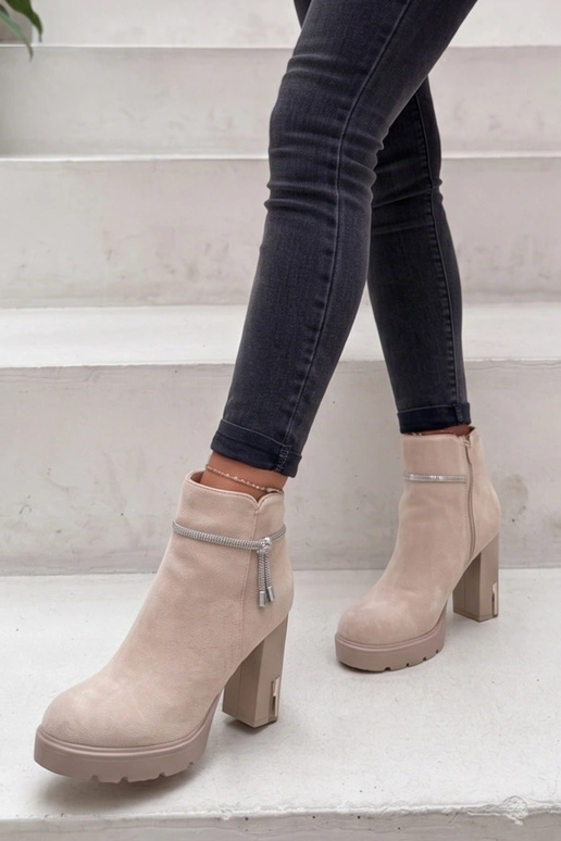Beige Wildleder-Stiefeletten auf Blockabsatz mit Strass Ademe