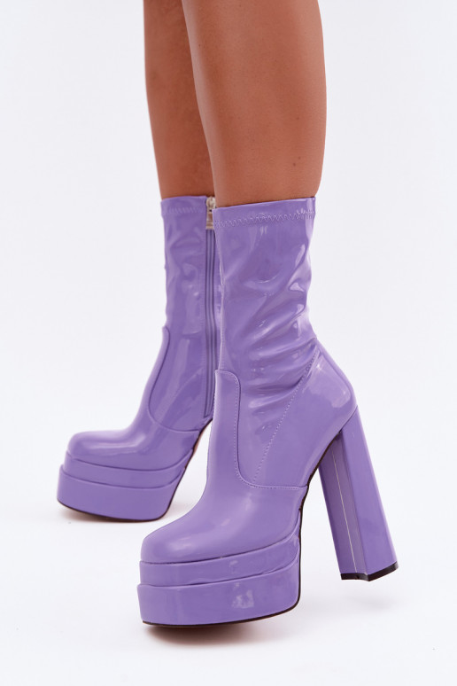 Lackierte Ankle Boots mit Plattform in Violett Lotisha