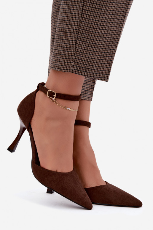Faux-Suede-Schuhe mit Riemen in Schokoladenfarbe Ladessa