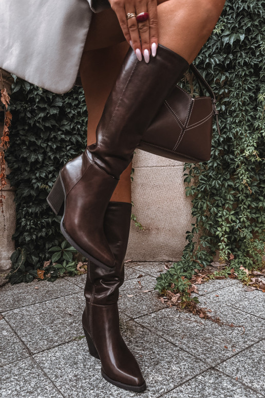 Damen kniehohe Stiefel mit Absatz isoliert karamellfarben Katelle