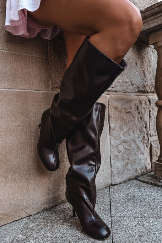 Damen kniehohe Stiefel zum Hineinschlüpfen mit schmalen Absätzen in Schokolade Caliya