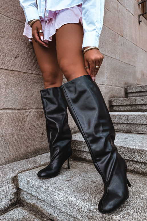 Damen kniehohe Stiefel zum Hineinschlüpfen mit schmalen Absätzen in Schwarz Caliya