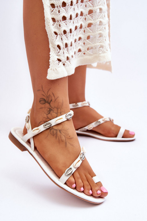 Damen-Sandalen mit dekorativen Muscheln in Weiß Verdem