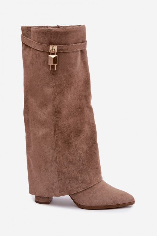 Warmes langes Stiefel mit Absätzen und eingebautem goldenen Dekor in sandfarbener Danessa