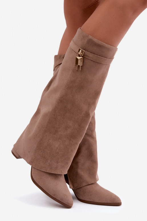 Warmes langes Stiefel mit Absätzen und eingebautem goldenen Dekor in sandfarbener Danessa