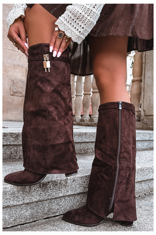 Warmes langes Stiefel mit Absätzen und eingebautem goldenen Dekor in brauner Farbe Danessa
