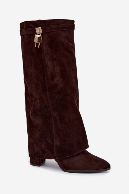 Warmes langes Stiefel mit Absätzen und eingebautem goldenen Dekor in brauner Farbe Danessa