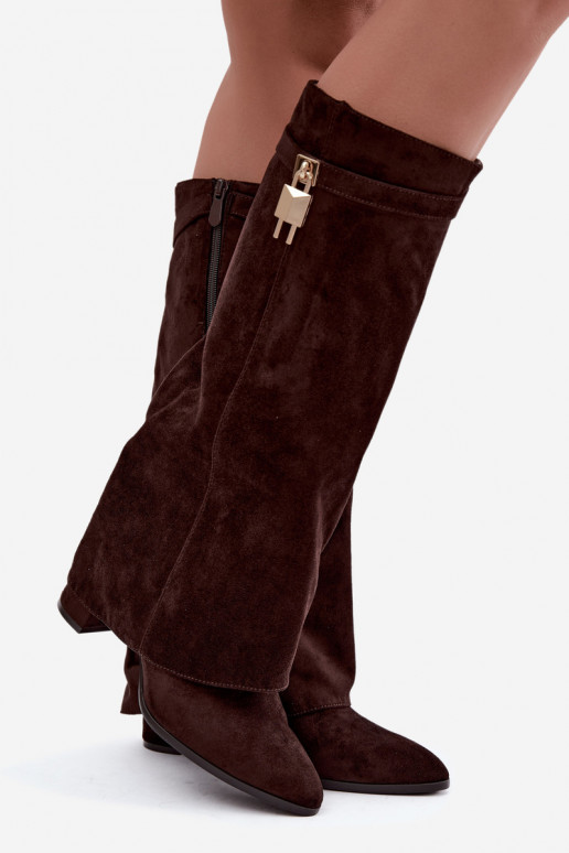Warmes langes Stiefel mit Absätzen und eingebautem goldenen Dekor in brauner Farbe Danessa
