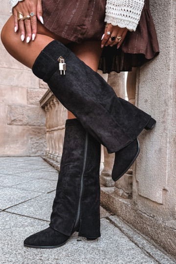 Warmes langes Stiefel mit Absätzen und eingebautem goldenen Dekor in schwarzer Farbe Danessa