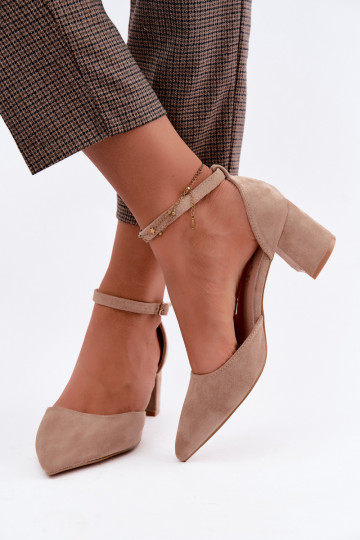 Schuhe mit Absätzen und Riemen in Sandfarbe Olenae