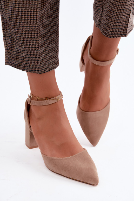 Schuhe mit Absätzen und Riemen in Sandfarbe Olenae