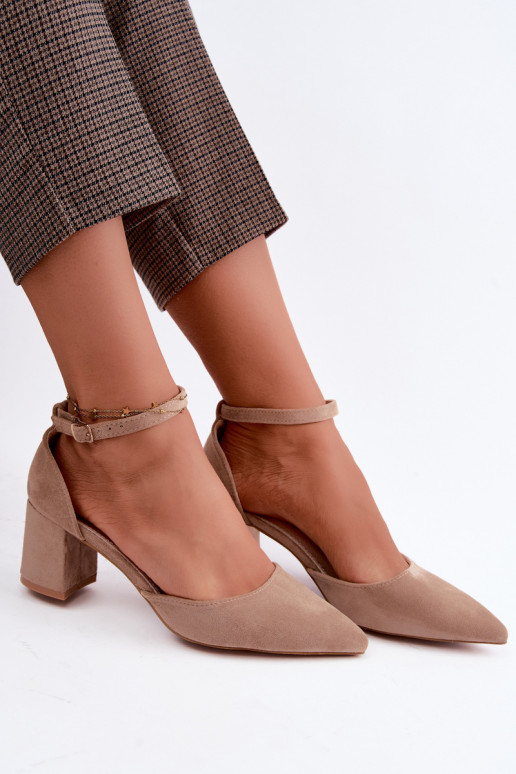 Schuhe mit Absätzen und Riemen in Sandfarbe Olenae