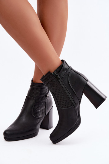Wärmende Stiefeletten mit Absatz in Schwarz 2