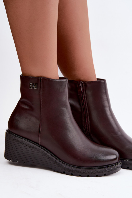Wärmende bordeauxfarbene Stiefeletten mit Plateau Larisae