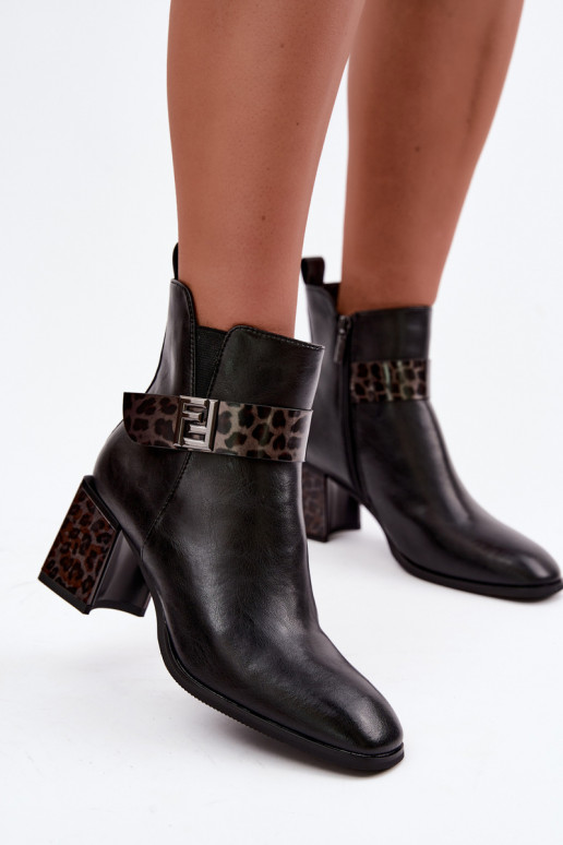Damen warme Stiefeletten mit dekorativen Riemen Artiker 57C0008 in schwarzer Farbe