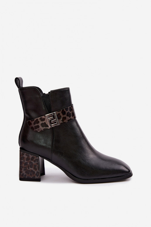 Damen warme Stiefeletten mit dekorativen Riemen Artiker 57C0008 in schwarzer Farbe