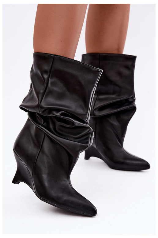 Slouchy Stiefeletten mit Plattform in schwarz Ilyna