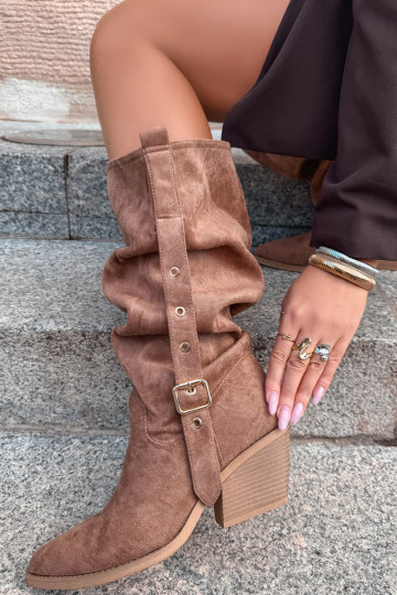 geknitterte Damen kniehohe Stiefel im Cowboy-Stil mit Riemen und Absätzen in Braun Adria 2