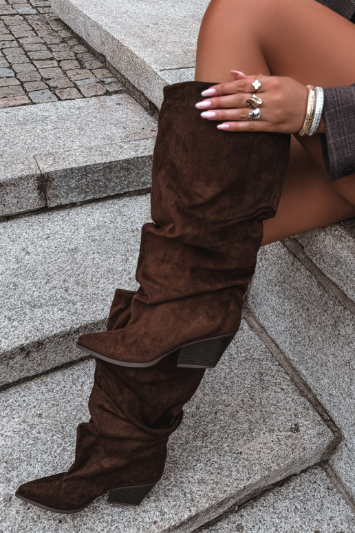 Damen kniehohe Stiefel mit gebogener Oberseite und Absätzen aus Wildleder, braun Durela