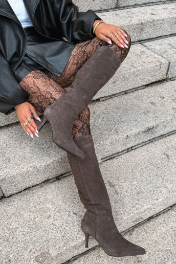 Faux-Suede kniehohe Stiefel mit dünnen Absätzen isoliert im Slipper-Modell Big Star UU274495 in dunkelbrauner Farbe