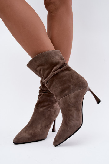 Stiefeletten aus Kunstwildleder mit dünnen Absätzen isoliert mit Rüschen D&A JC62-1038 in Grau